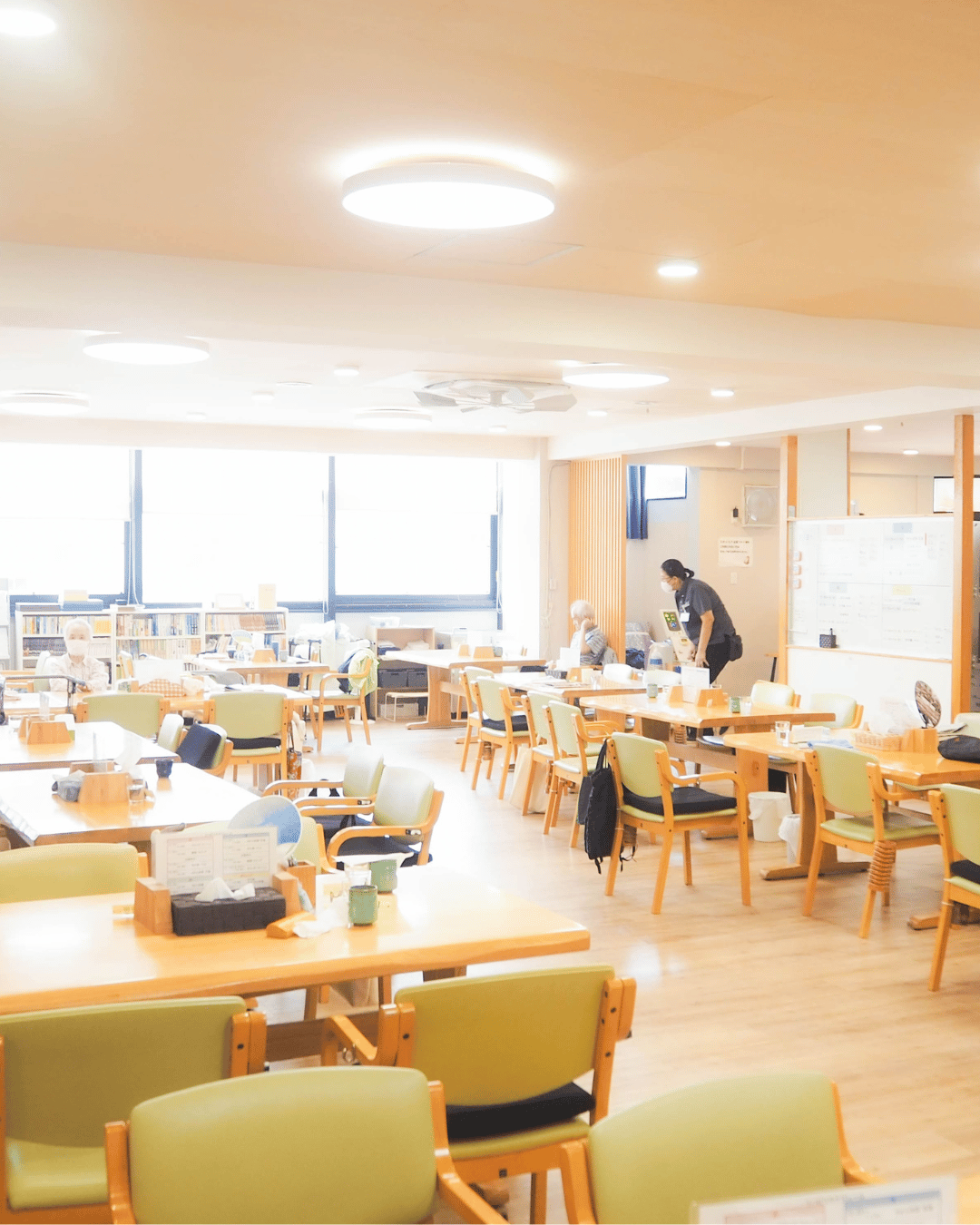 神戸市北区のリハビリテーションセンター鈴の音 - 木を基調にした明るく清潔にたくさんのテーブルや椅子が並んでおり、様々なレクリエーションを実施し「通うのが楽しくなるリハビリテーションセンター」を目指しています
